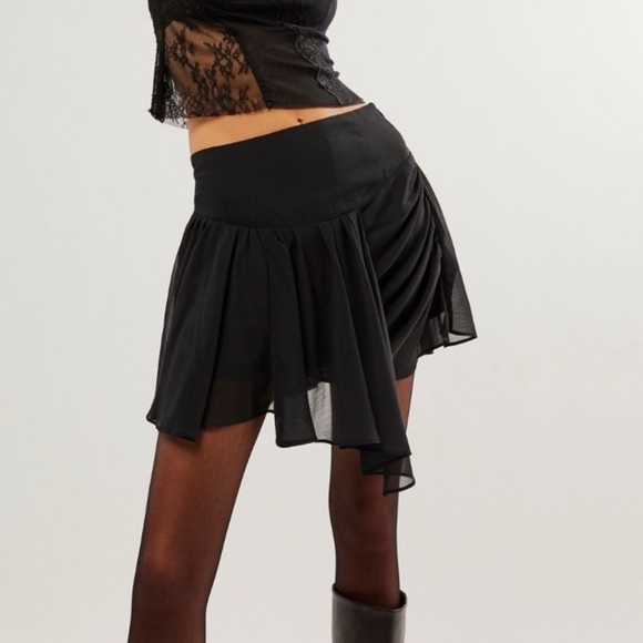 FREE PEOPLE Tattered Romance 6 Black Crepe Layered Mini Side Zip Lined Flowy - Picture 1 of 12